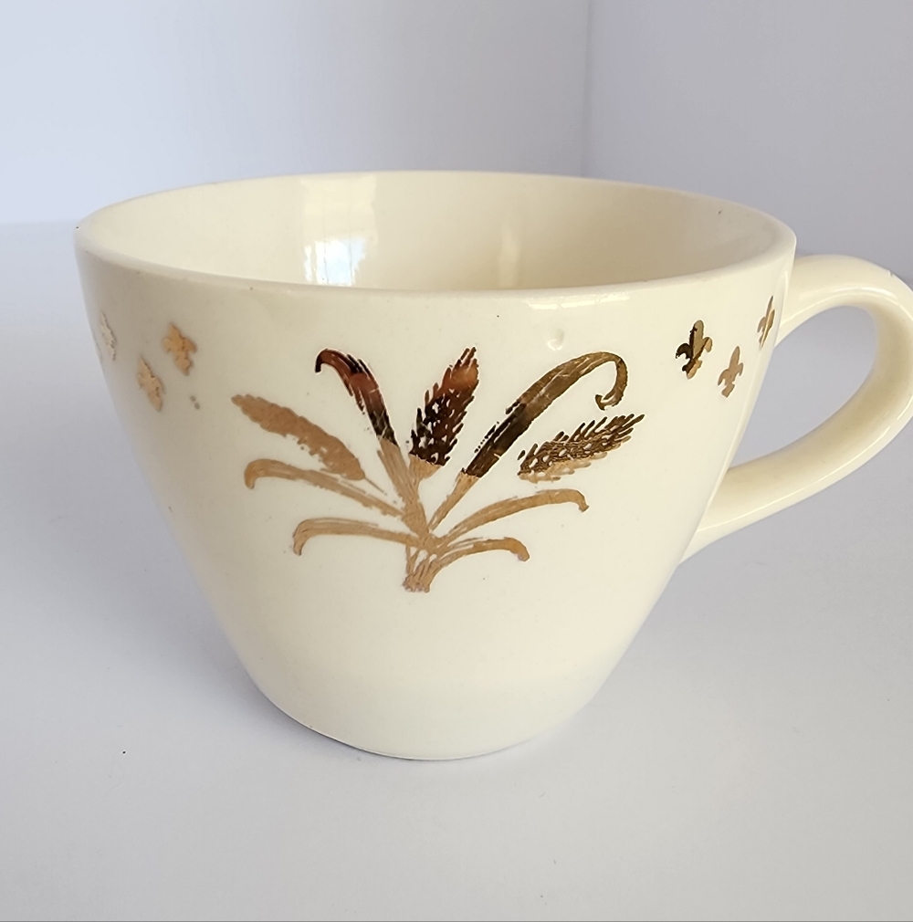 VINTAGE Ceramic Tea/Coffee Cup with Golden Wheat Fleur-de-lis Pattern